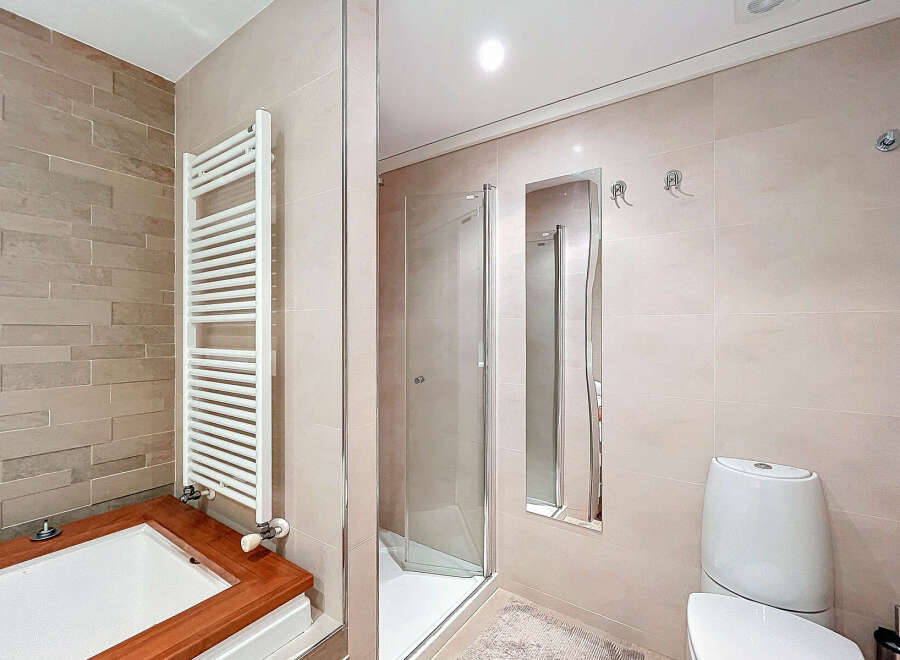 This modern bathroom features a sleek design with neutral tones and high-end finishes.
