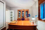 This elegant home office features a classic wooden desk and a built-in bookcase, perfect for a productive workspace.