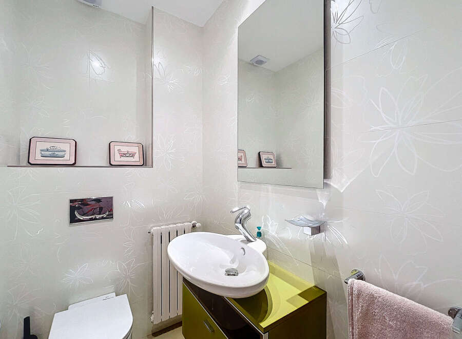 This modern bathroom features a sleek design with a minimalist aesthetic.