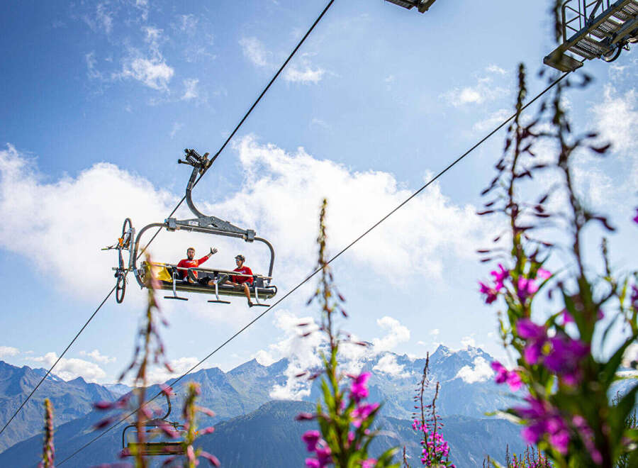 Experience the thrill of mountain biking with breathtaking views! This property offers direct access to scenic trails and a chairlift, perfect for outdoor enthusiasts.