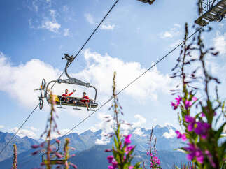 Experience the thrill of mountain biking with breathtaking views! This property offers direct access to scenic trails and a chairlift, perfect for outdoor enthusiasts.