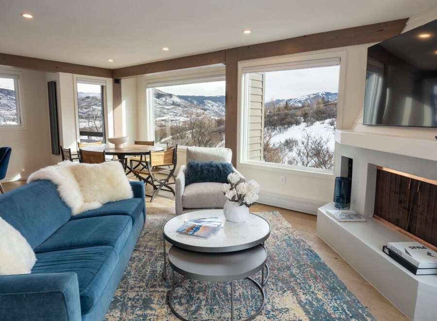 Experience luxury living with breathtaking mountain views in this stunning property.
