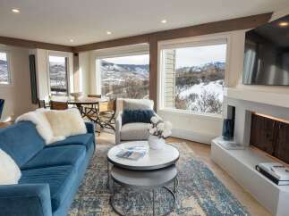 Experience luxury living with breathtaking mountain views in this stunning property.