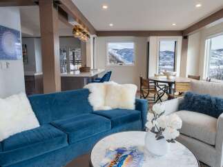 Experience luxury living in this stunning property with breathtaking mountain views.