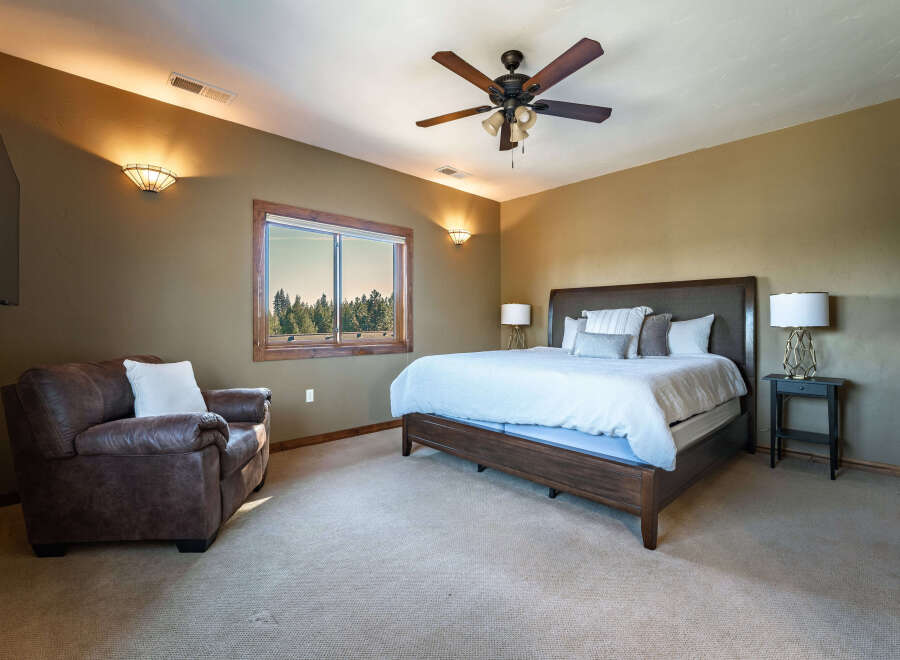 This stunning bedroom boasts a luxurious king-sized bed, perfect for a restful night's sleep.