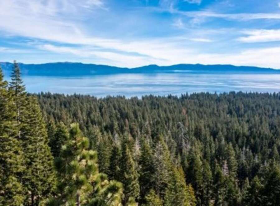 Enjoy breathtaking views from this stunning property! This home offers a serene escape with panoramic vistas of the lake and surrounding mountains.