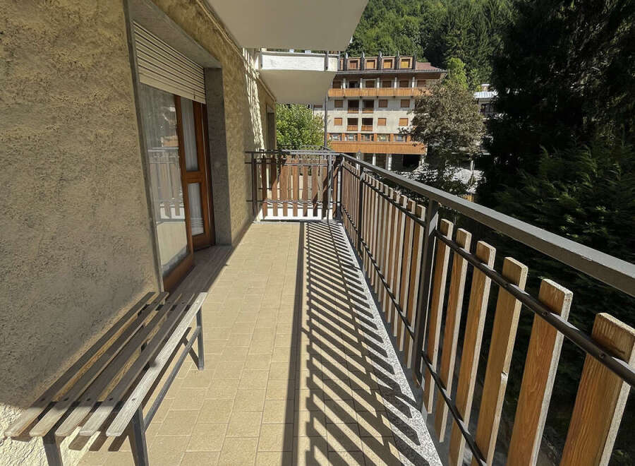 Enjoy stunning views from this charming balcony! This property features a spacious balcony, perfect for relaxing and soaking up the sun.