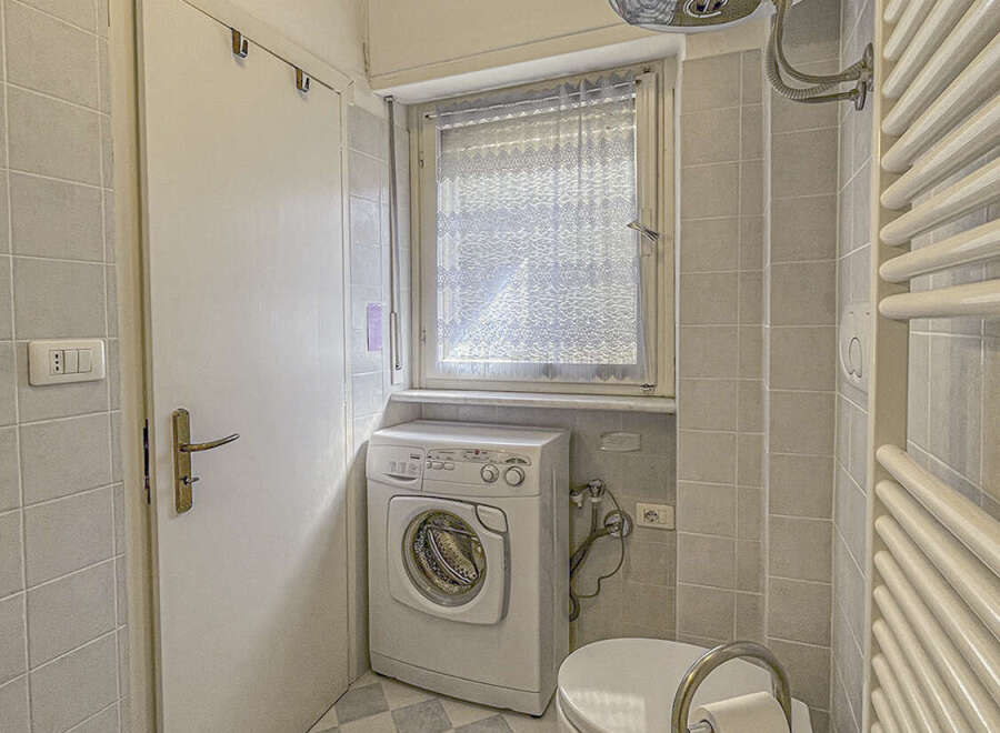This charming bathroom features a practical layout with essential amenities.