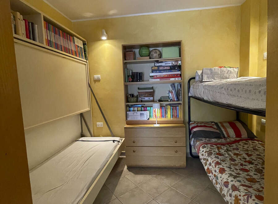 Discover this cozy and functional bedroom, perfect for maximizing space.