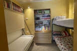 Discover this cozy and functional bedroom, perfect for maximizing space.