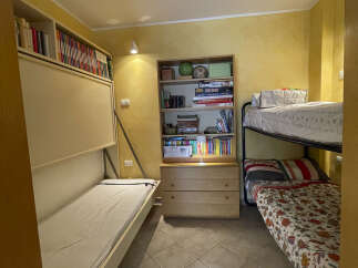 Discover this cozy and functional bedroom, perfect for maximizing space.