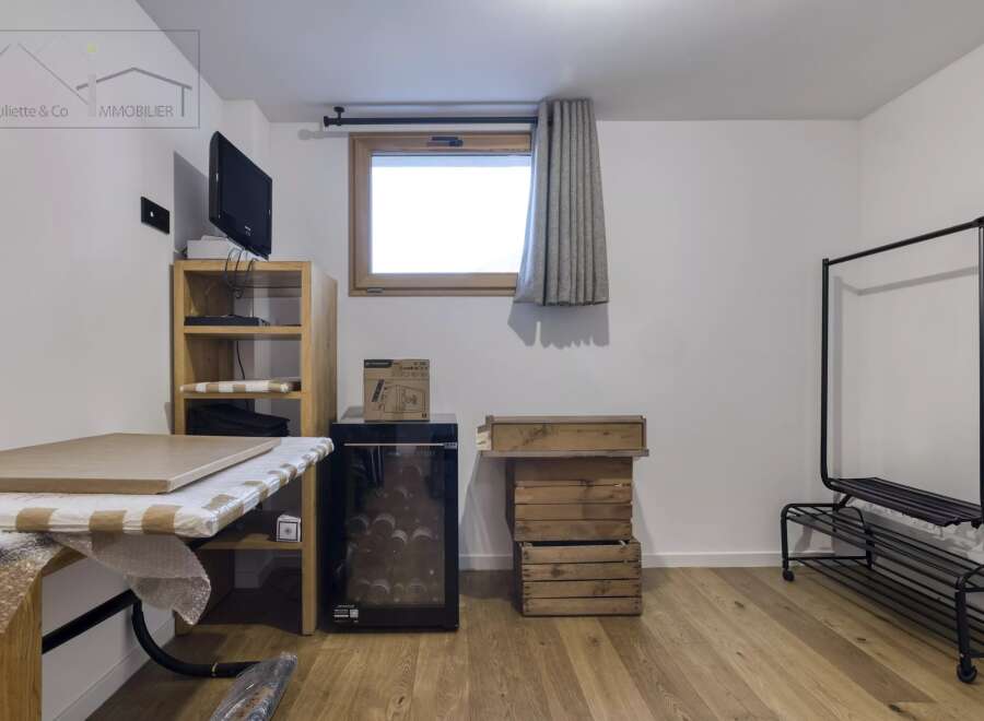 Discover the potential of this versatile space, perfect for a home office or a cozy retreat.