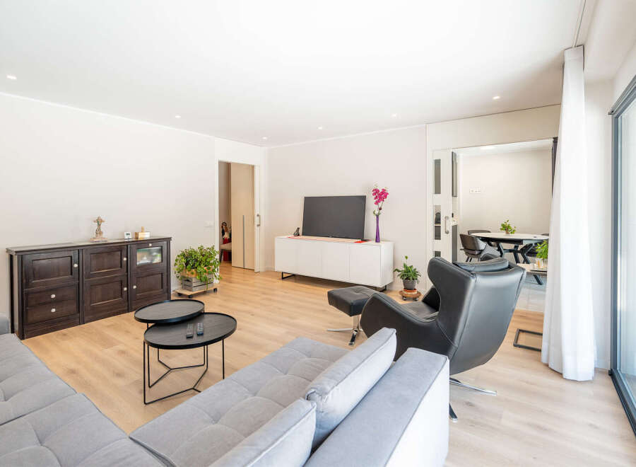This modern living room offers a bright and airy space, perfect for relaxation and entertaining.