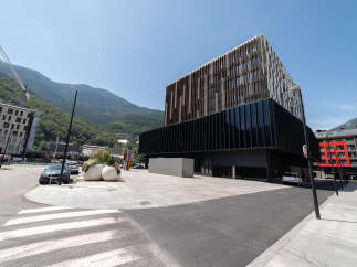 Discover modern living in this stunning property, boasting a sleek architectural design and prime location.
