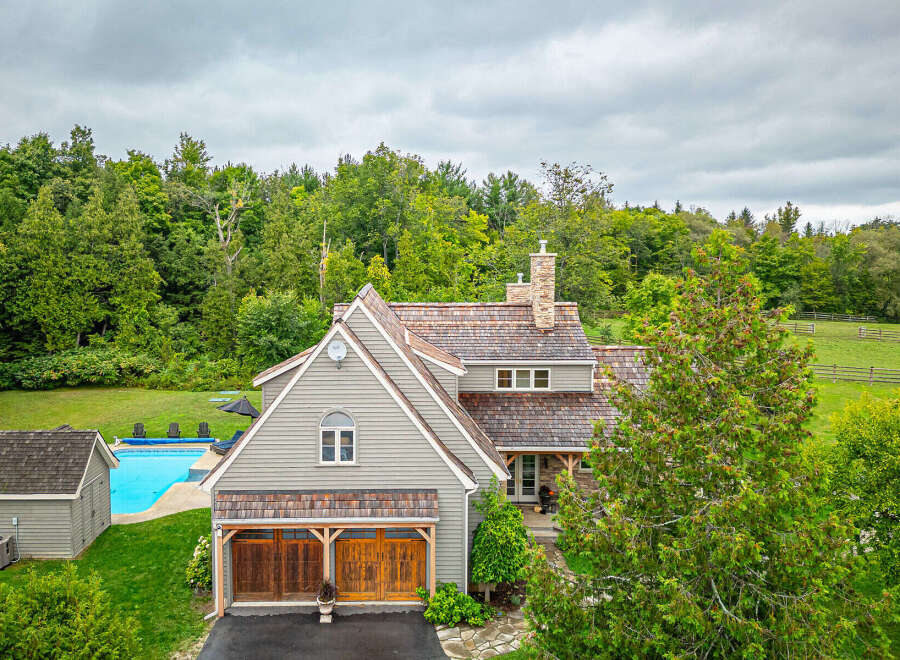 Discover your dream home in this stunning property! This beautiful house features a private pool, a spacious garage, and a charming exterior.