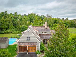 Discover your dream home in this stunning property! This beautiful house features a private pool, a spacious garage, and a charming exterior.