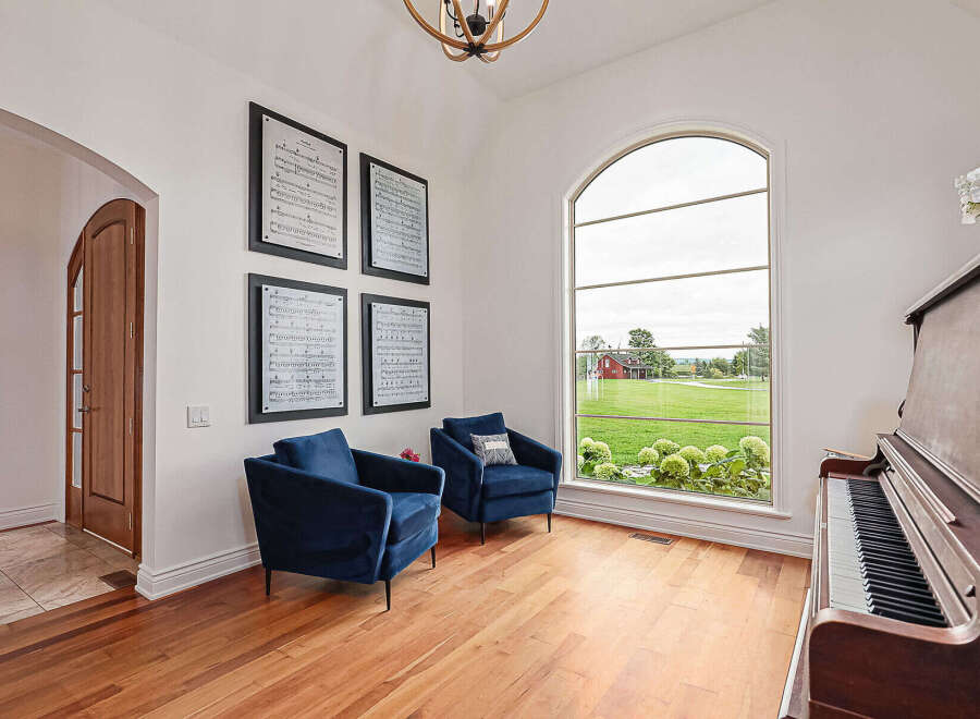 This stunning property boasts a bright and airy living space, perfect for relaxation and entertainment.