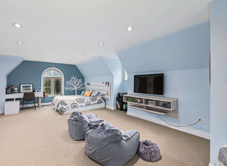 This stunning bedroom boasts a modern design with a touch of elegance.