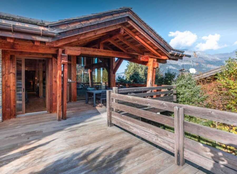 Experience luxury living in this stunning wooden chalet, boasting a spacious deck and breathtaking mountain views.