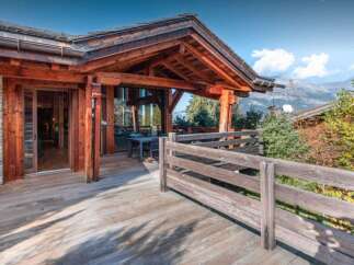 Experience luxury living in this stunning wooden chalet, boasting a spacious deck and breathtaking mountain views.