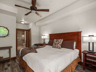 This luxurious bedroom boasts a stunning wooden headboard and a comfortable king-sized bed, perfect for a relaxing retreat.