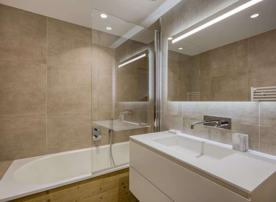 This modern bathroom features a sleek design with neutral tones and high-end finishes.