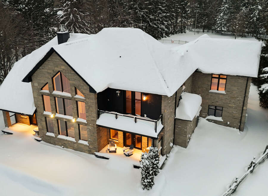 This stunning property showcases a modern architectural design, perfect for those seeking a luxurious winter retreat.