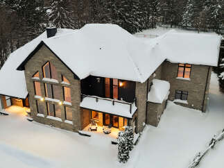 This stunning property showcases a modern architectural design, perfect for those seeking a luxurious winter retreat.