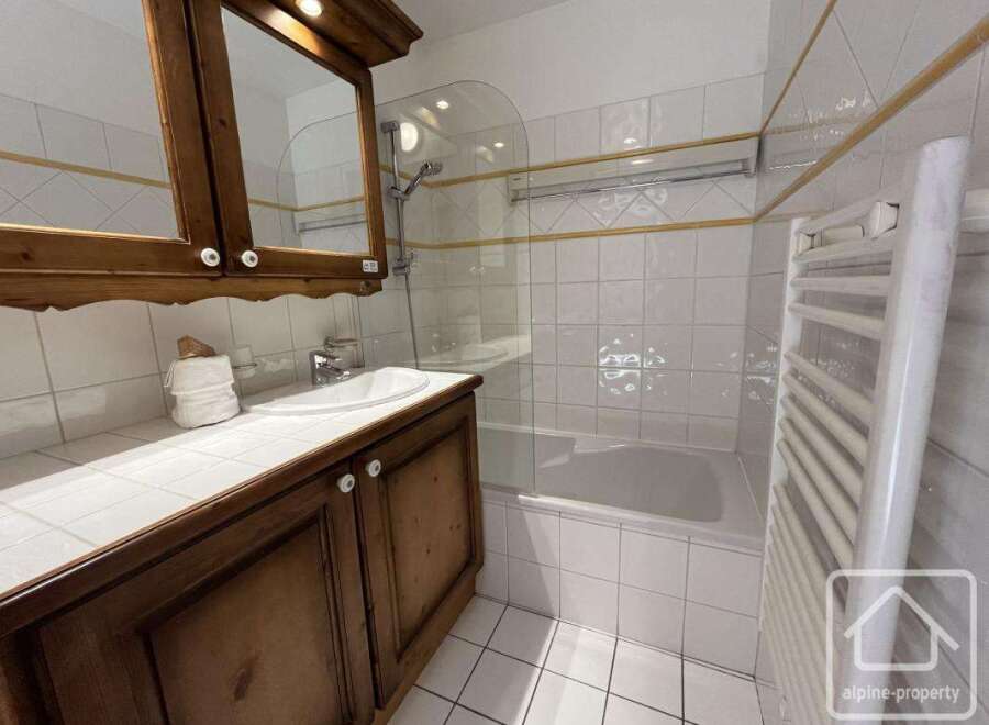 Discover this charming bathroom featuring a classic design and functional layout.