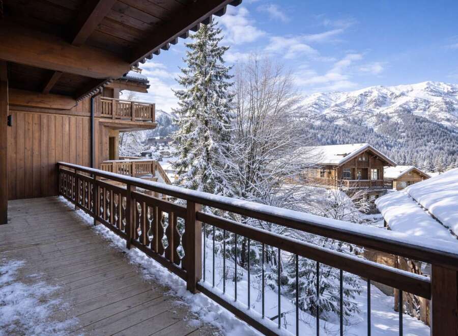 Experience the ultimate in luxury living with this stunning property, boasting breathtaking mountain views.