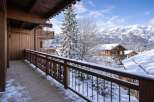 Experience the ultimate in luxury living with this stunning property, boasting breathtaking mountain views.