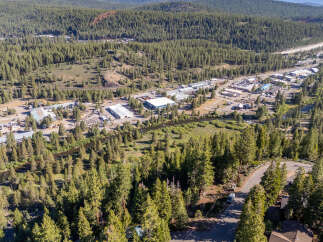 Discover a stunning property nestled in a picturesque mountain town, offering a blend of natural beauty and modern convenience.