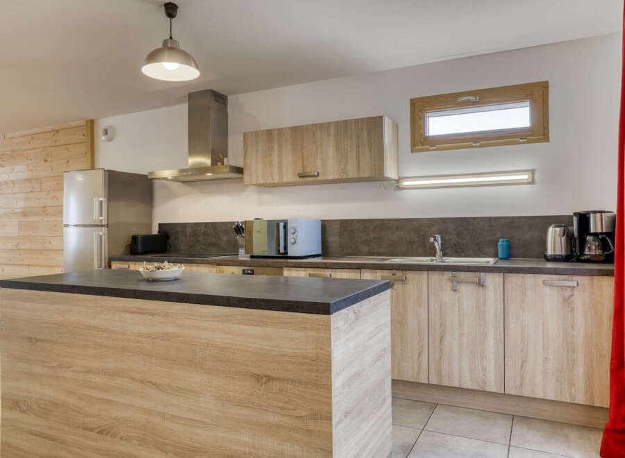 Discover this stunning kitchen, perfect for culinary enthusiasts and family gatherings.