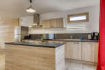 Discover this stunning kitchen, perfect for culinary enthusiasts and family gatherings.