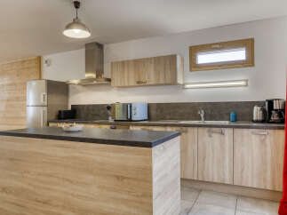 Discover this stunning kitchen, perfect for culinary enthusiasts and family gatherings.