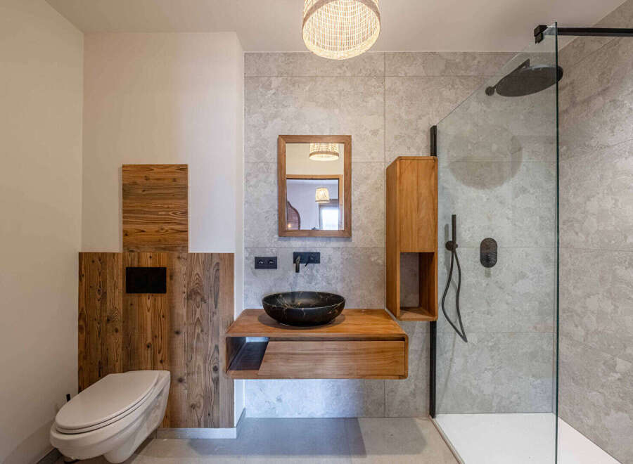This modern bathroom showcases a blend of natural elements and contemporary design.