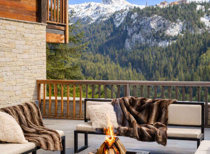 Experience the ultimate in luxury living with this stunning property, boasting breathtaking mountain views.