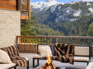 Experience the ultimate in luxury living with this stunning property, boasting breathtaking mountain views.