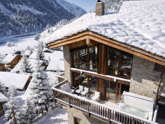 Experience the ultimate winter getaway in this stunning chalet nestled in a snowy mountain landscape.