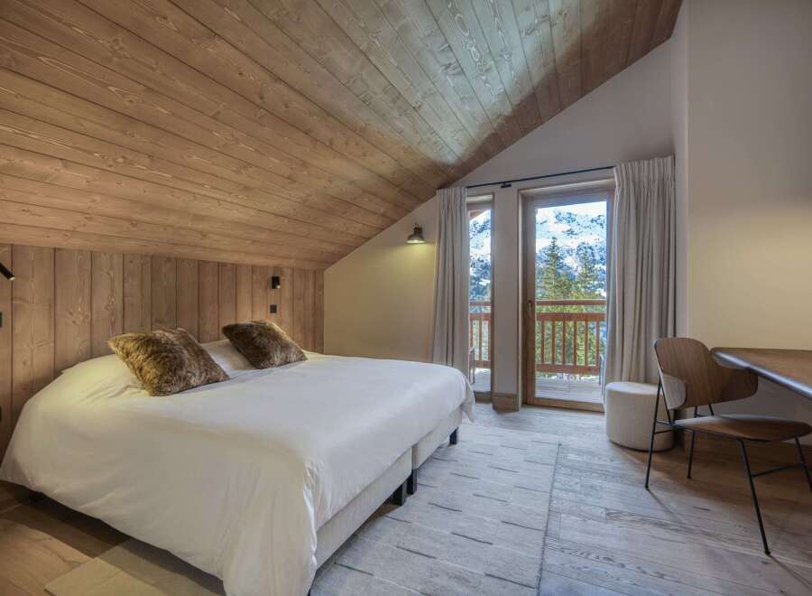 Experience the epitome of alpine luxury in this stunning bedroom.