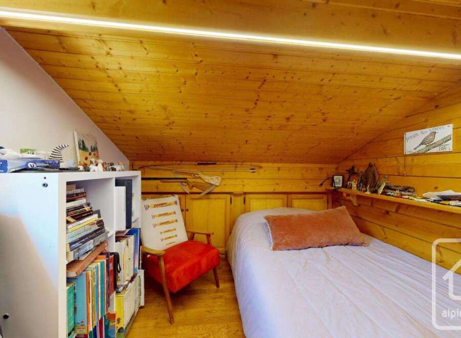 Discover this charming attic space, perfect for a cozy retreat or a creative studio.