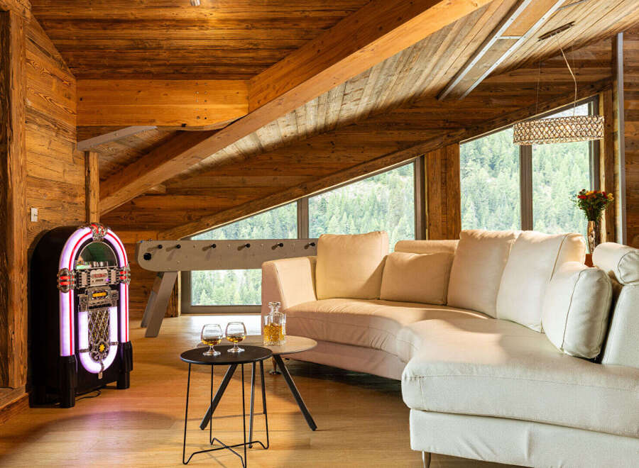 Experience luxury living in this stunning property featuring a unique blend of rustic charm and modern elegance.