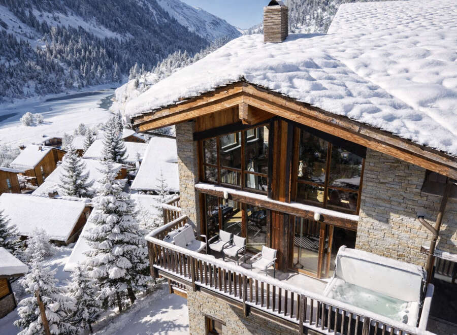 Experience the ultimate winter getaway in this stunning chalet nestled in a snowy mountain landscape.