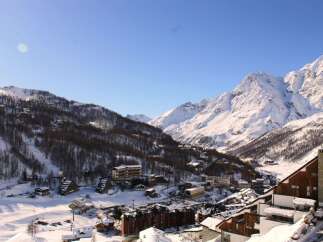 Discover the charm of this stunning mountain property, nestled in a picturesque winter wonderland.