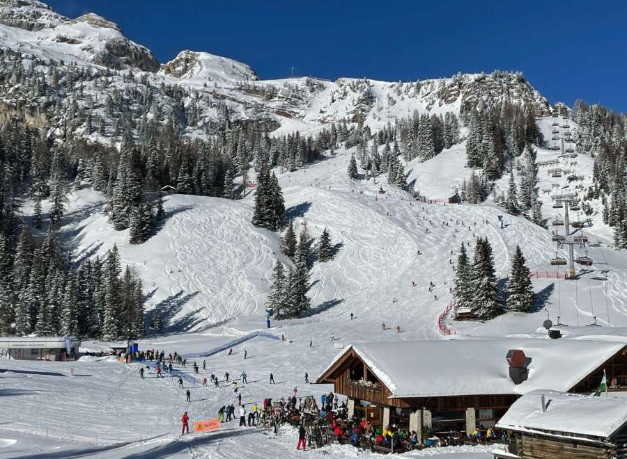 Experience the ultimate winter getaway with this stunning ski resort property! Nestled amidst snow-capped mountains, this property offers direct access to pristine ski slopes, perfect for both beginners and seasoned skiers.