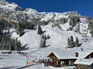 Experience the ultimate winter getaway with this stunning ski resort property! Nestled amidst snow-capped mountains, this property offers direct access to pristine ski slopes, perfect for both beginners and seasoned skiers.