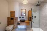 This modern bathroom showcases a blend of natural elements and contemporary design.