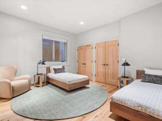 This inviting bedroom features two twin beds with stylish bedding, perfect for guests or family.