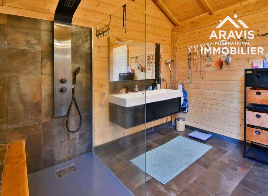 Discover the epitome of luxury in this stunning bathroom.