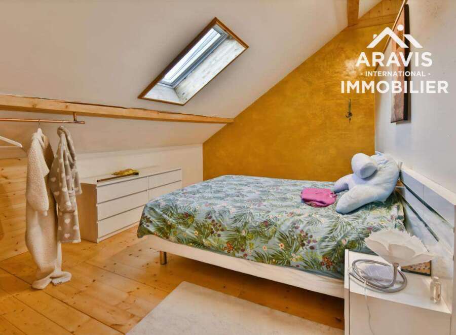 Discover this charming bedroom with a unique architectural design, featuring a skylight that floods the space with natural light.
